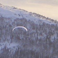 Spr&aring;ngmarsh ut fr&aring;n &Aring;reskutan, sk&auml;rmflyg ner t. Kuva: Oskar Storm. Ratsastaja: Me.
