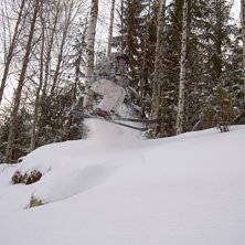 180 ut f&ouml;r ett litet sk&ouml;nt dropp efter sn&ouml;fall. Kuva: Viktor Petterson. Ratsastaja: Erik Brohagen.
