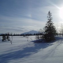 L&auml;ngs en skidtur kring &aring;re. Kuva: Ok&auml;nd V&auml;n.