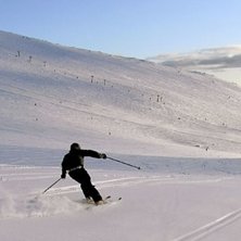 Kv&auml;llskid&aring;kning i april . Kuva: Viktor Bjurlid. Ratsastaja: CarlOlov Neider.