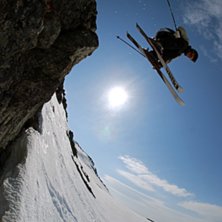 Petter droppar en fin klippa under valborg.. Kuva: Erik Hammarsten. Ratsastaja: Petter Elfsberg.