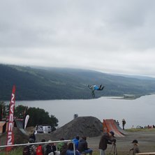 En STOR superman seatgrab i &aring;re bikeparks slopest. Kuva: Mats H&auml;gglund. Ratsastaja: Linus Sj&ouml;holm.