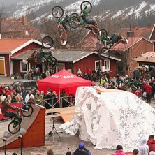 En fin sekvensbild p&aring; en v&auml;l utf&ouml;rd bak&aring;tvolt.. Kuva: Johan S&ouml;derlund. Ratsastaja: Linus Sj&ouml;holm.