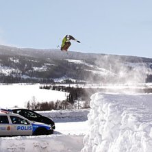 360 &ouml;ver E14 och konstapelns bil. First try.. Kuva: Jesper Bryngelsson. Ratsastaja: Jim Johansson Wolf.