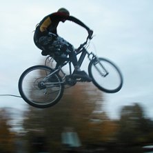 Jag provar att flyga med en cykel. =). Kuva: Andreas &Ouml;stlund. Ratsastaja: Viktor Mattsson.