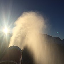 Sn&oslash;produksjon
Sola skinner mens vi produserer sn�.