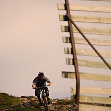 Petter flyter mjukt &ouml;ver Svartbergets vassa stena. Kuva: Janne Tj&auml;rnstr&ouml;m. Ratsastaja: Petter L&ouml;fstedt.