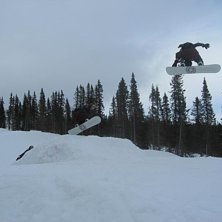 en backside 180 stalefish med p&aring;skk&auml;rring-utstyr. Kuva: Ted Wennstr&ouml;m. Ratsastaja: Niclas Wennstr&ouml;m.