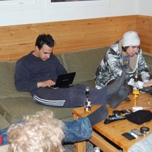Chill i v&aring;ran fina &aring;rliga stuga. Kuva: Linda P.