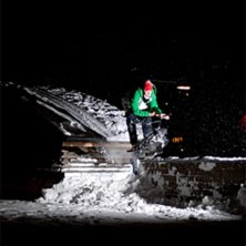 Barspinnar till platt fr&aring;n ett tak utanf&ouml;r &aring;re . Kuva: Marcus Eriksson. Ratsastaja: Johan Nordberg.