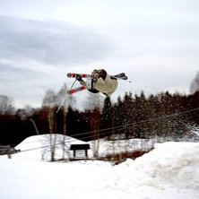 Kim g&ouml;r sin f&ouml;rsta sideflip i hopp. Kuva: Erik Brohagen. Ratsastaja: Kim L&ouml;fgren.