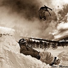Oscar sl&auml;nger en backflip medan Andre sitter unde. Kuva: Marcus Olsson. Ratsastaja: Oscar Wester.