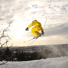 Ett litet offpist hopp i Trysil skogarna. Efter en. Kuva: Emanuel Johansson. Ratsastaja: Sakarias Johansson.