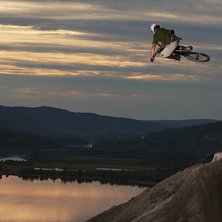 Steve Romanuik fl&auml;skar p&aring; och k&ouml;r stort och sti. Kuva: Mattias Fredriksson. Ratsastaja: Steve Romaniuk.