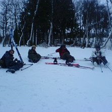 alla utom jag chillar s&ouml;nder, som vanligt. Kuva: jag. Ratsastaja: fr&aring;n v&auml;nster: david, ille, anton och martin.