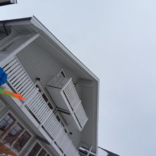 Hoppa lite vid stugan. Kuva: Jockiz. Ratsastaja: Adrian Sj&ouml;strand.