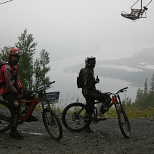 P&aring; v&auml;g ner med h&auml;rlig utsikt. Kuva: Roger Hansson. Ratsastaja: Martin&amp;amp;Mikaela.