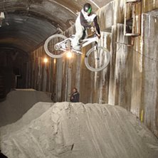 N&aring;gon norsk jag f&aring;ngade p&aring; bild i en dirt under. Kuva: P&auml;r H&auml;gglund. Ratsastaja: N&aring;gon norsk.
