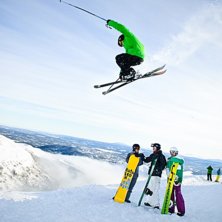 Biffen laddar p&aring; och flyger &ouml;ver transportstr&auml;c. Kuva: Simon Sj&ouml;r&eacute;n www.sjoren.se. Ratsastaja: Oskar Fredlander.