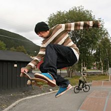 Bilden &auml;r tagen p&aring; parkeringen p&aring; Holiday Club. Kuva: Adrian Fr&ouml;lund. Ratsastaja: Jonas Gustavsson.