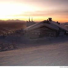 Hummelstugan i solnedg&aring;ng!!. Kuva: Lena Nilsson.