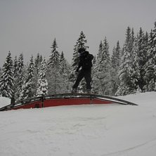 Upp i b&ouml;rjan och ner i slutet, s&aring; g&ouml;r man en ra. Kuva: Svenne. Ratsastaja: La ZooYork.