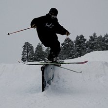 Max i J&auml;rvs&ouml;s nya &amp;quot;svarta&amp;quot; rai. Kuva: Emrik Jansson. Ratsastaja: Max Joners.