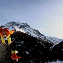 S&aring; flummigt! Som en vante i luften. Tack f&ouml;r fin. Kuva: Adrian Helly Hansen. Ratsastaja: Oscar Svensson.