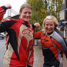 F&ouml;rening Fr&auml;cka Fruar visar sina muskler p&aring; tor. Kuva: Johan M&ouml;rk. Ratsastaja: Johanna M&ouml;rk och Nina Flagg.