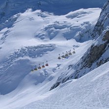 Lift mot farliga sp&aring;r p&aring; glaci&auml;ren i soligt La . Kuva: Martin Bengtsson.
