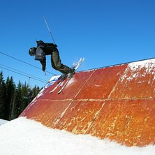 180 upp 180 av med fladder p&aring; jackan.. Kuva: Petter Hedstr&ouml;m. Ratsastaja: Joar Lundberg.