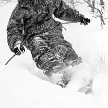 Sk&ouml;n puder&aring;kning i &Aring;res skog. Kuva: Erik Sandeg&aring;rd. Ratsastaja: Gustav Sandeg&aring;rd.