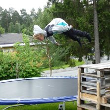 hoppa studsmatta. Kuva: karolin edfalk. Ratsastaja: rasmusedfalk.