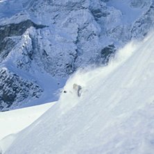 Puder! Lite sn&ouml; och ett berg &auml;r ofta allt som be. Kuva: Martin Fjellstedt. Ratsastaja: Tobias Liljeroth.
