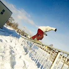 Enu ett s&auml;tt att k&ouml;ra denna bro rail p&aring;. Kuva: Tim Holmberg. Ratsastaja: Emil Hagberg.