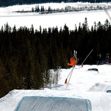 J&auml;mt finnen hoppar och g&ouml;r n&aring;gon sorts under fl. Kuva: Adam Falk. Ratsastaja: Anton Silvola.