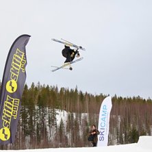 David Torneus fl&auml;skar p&aring; i Skifix Big Air.. Kuva: Ronald Lahti. Ratsastaja: David Torneus.