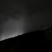 G&auml;strappet fl&auml;skar p&aring; med ruggigt ljus.. Kuva: Fredrik Johansson.