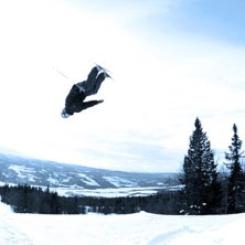 Backflip p&aring; jibskate (aka skateskidor med twintip. Kuva: Micke Nordanfj&auml;ll. Ratsastaja: Stefan Moss.