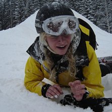 Vurpa med snowblades i puder sn&ouml; &auml;r ingen hit :-. Kuva: Cizzi Fredriksson. Ratsastaja: Isabelle Mor&eacute;n.