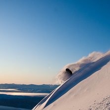 Jag tar en sv&auml;ng i sjukt h&auml;rlig sn&ouml; p&aring; skutan . Kuva: Adam Holm. Ratsastaja: Marcus Olsson.
