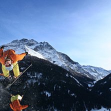 Storsatsning p&aring; backflip... Kuva: Adrian Helly-Hansen. Ratsastaja: Oskar Svensson.