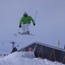 Skutt &ouml;ver ena delen av r&auml;jlet!. Kuva: Pappa. Ratsastaja: Kristoffer Hedl&ouml;f.