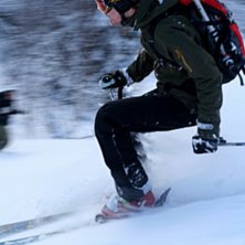 Erik slarvar s&auml;llan med j&auml;garvilan under f&ouml;rs&auml;. Kuva: Fredrik Johansson. Ratsastaja: Erik Olofsson.