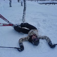 En glad Frida i skogen hade sv&aring;rt att ta sig upp . Kuva: Malin Pehrson. Ratsastaja: Frida Christensen.