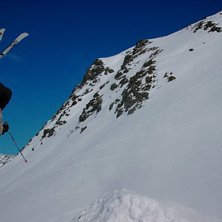 Sol, bl&aring; himmel, sk&ouml;nt hopp och puderlandning. B. Kuva: Mattias Lid&eacute;n. Ratsastaja: Micke Axbom.