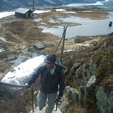uppf&ouml;r med skidorna p&aring; ryggen. Kuva: Martin Alz&eacute;n. Ratsastaja: Magnus Landgren.