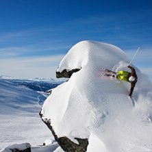 Hitta en schyyst sten med nysn&ouml; och gunte besluta. Kuva: Marcus Olsson. Ratsastaja: Gunnar Janson.