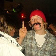mustaschfest p&aring; funky chicken. Kuva: ok&auml;nd. Ratsastaja: Jonathan Skogh.