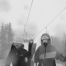 ja och min brosa st&aring;r p&aring; olympiaplaton i sn&ouml;sto. Kuva: anton roos. Ratsastaja: hugo och gustav.
